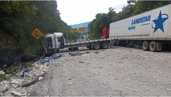 APARATOSO ACCIDENTE EN CUMBRES DE MALTRATA