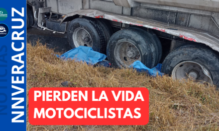 FALLEC3N MOTOCICLISTAS ARROLLADOS POR TRAILER EN LA AUTOPISTA