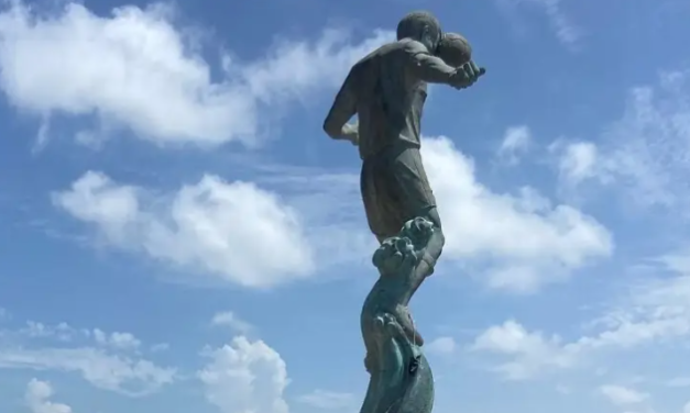 Desparece placa del ‘Pirata’, la estatua se está desmoronando en Veracruz