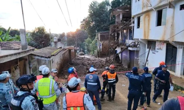 🚑TRAGEDIA EN XALAPA,DESLAVE SEPULTA A UNA FAMILIA