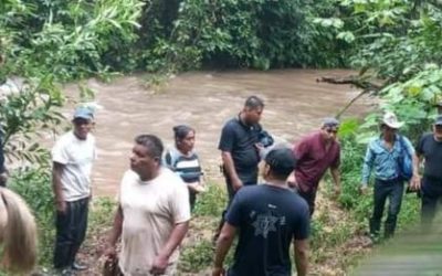 🚑TRÁGICO CRUZAR DEL RIO, ADULTO Y NIÑO SIN VIDA