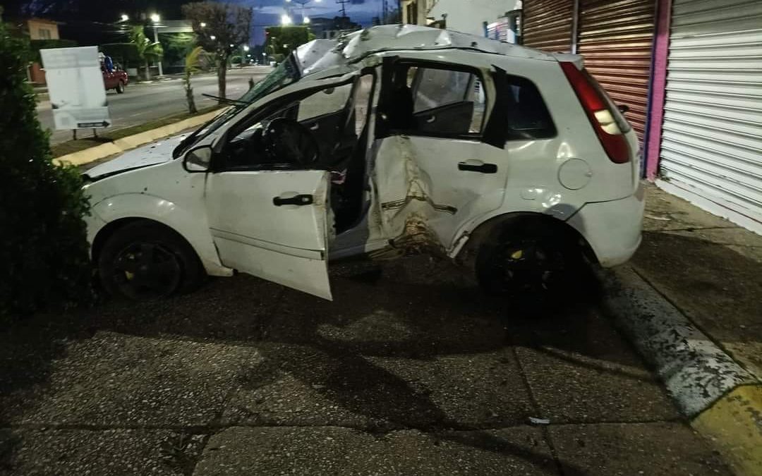 Choca y abandona su automovil en la colonia Petrolera, en #Minatitlán