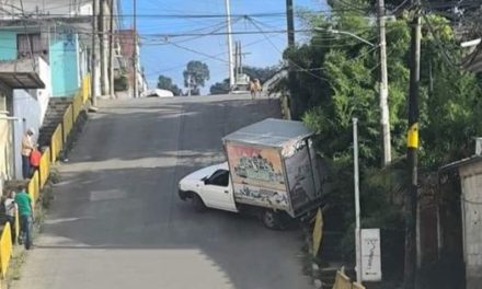 CAMIONETA A PUNTO DE VOLCAR