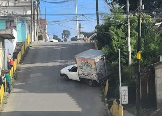 CAMIONETA A PUNTO DE VOLCAR