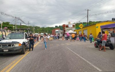 POBLADORES BLOQUEAN CARRETERA VERACRUZ-XALAPA A LA ALTURA DE PLAN DE RIO