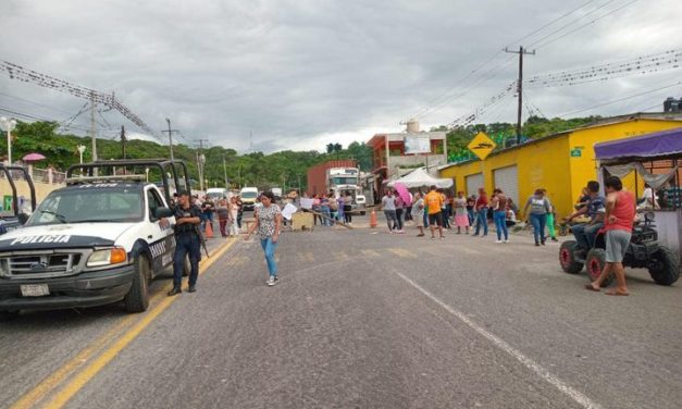 POBLADORES BLOQUEAN CARRETERA VERACRUZ-XALAPA A LA ALTURA DE PLAN DE RIO