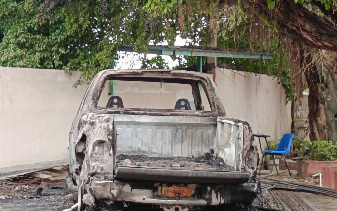 SE INCENDIA CAMIONETA AL INTERIOR DE ESCUELA