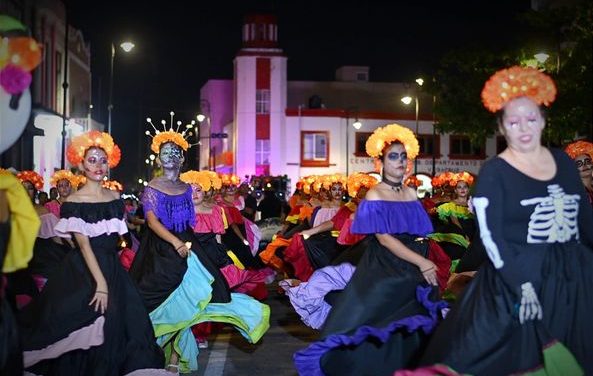 ALREDEDOR  DE 800 CATRINAS Y CATRINES PARTICIPARON EN CARNAVAL DE CATRINAS 2024