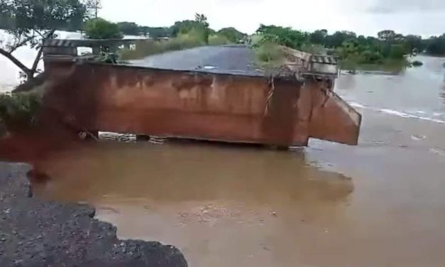 COLAPSO DE LA CARRETERA SANTIAGO TUXTLA-CIUDAD ISLA POR INTENSAS LLUVIAS