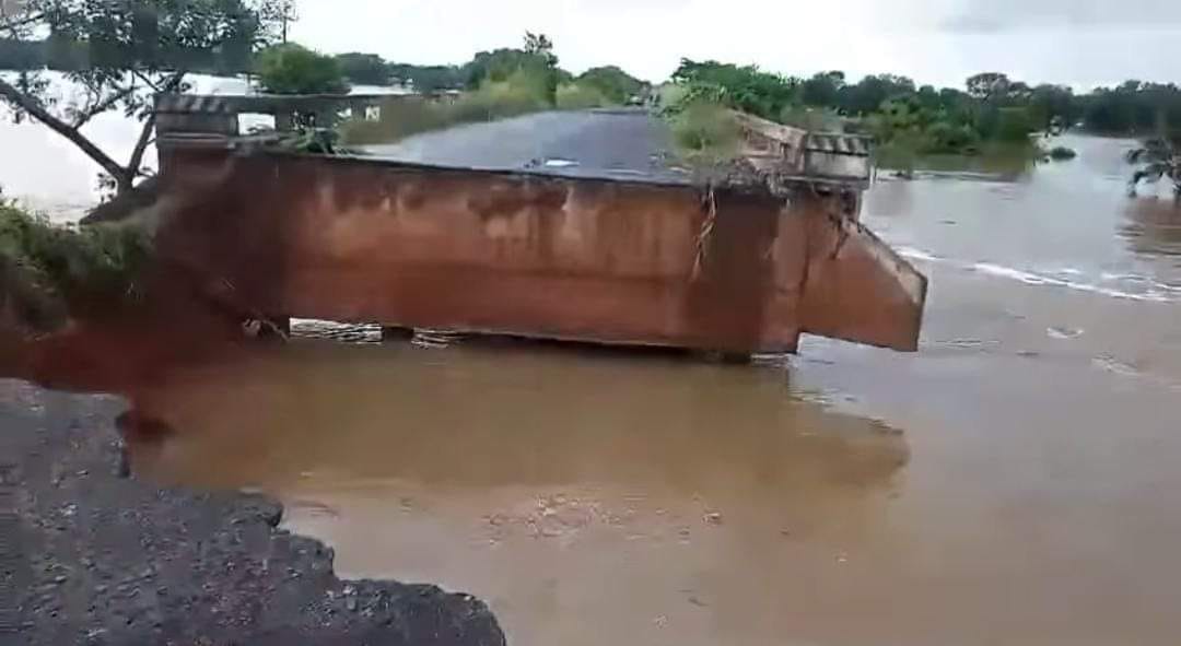 COLAPSO DE LA CARRETERA SANTIAGO TUXTLA-CIUDAD ISLA POR INTENSAS LLUVIAS