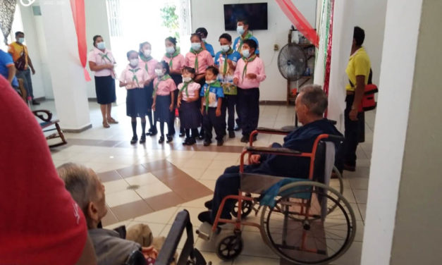 visita muy especial en el Asilo Asunción de María A.C. El coro de niñas y niños de la Iglesia Adventista de la comunidad Arroyo Limón