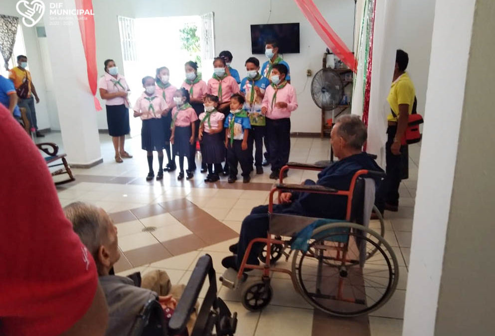 visita muy especial en el Asilo Asunción de María A.C. El coro de niñas y niños de la Iglesia Adventista de la comunidad Arroyo Limón