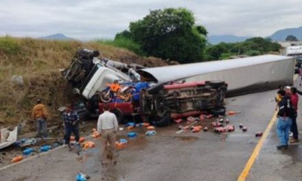 🚔TRÁILER SIN FRENOS PROVOCA VOLCADURA Y ACCIDENTE EN CÓRDOBA