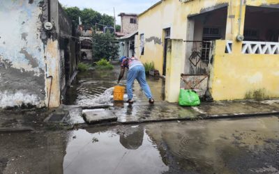 VECINOS AFECTADOS POR LLUVIAS DE LA COLONIA FORMANDO HOGAR AMENAZAN CERRAR PUENTE ALLENDE