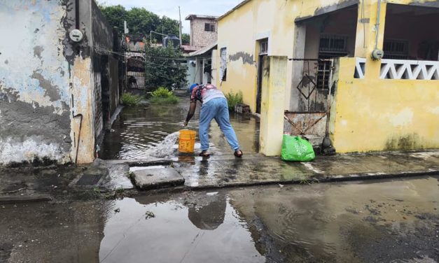 VECINOS AFECTADOS POR LLUVIAS DE LA COLONIA FORMANDO HOGAR AMENAZAN CERRAR PUENTE ALLENDE