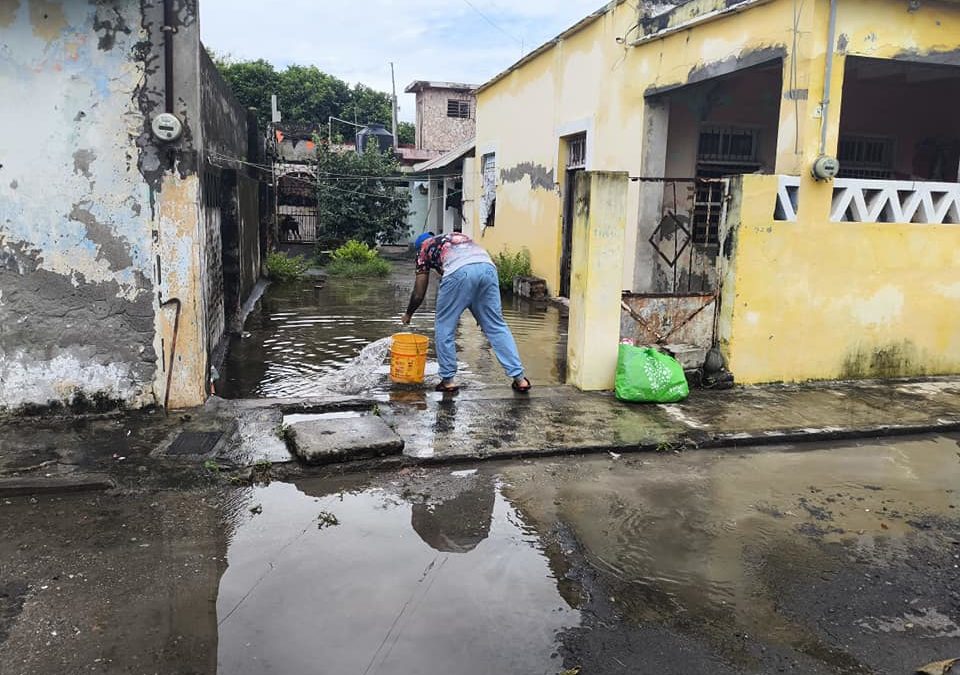 VECINOS AFECTADOS POR LLUVIAS DE LA COLONIA FORMANDO HOGAR AMENAZAN CERRAR PUENTE ALLENDE