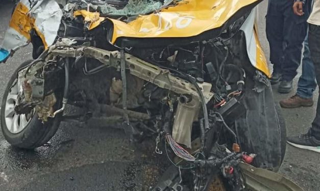 TAXISTA DE CÓRDOBA PROVOCA APARATOSO ACCIDENTE SOBRE LA CARRETERA FEDERAL CÓRDOBA-VERACRUZ (FOTO Y VIDEO)