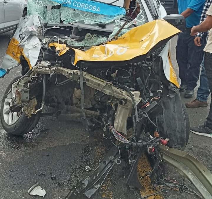 TAXISTA DE CÓRDOBA PROVOCA APARATOSO ACCIDENTE SOBRE LA CARRETERA FEDERAL CÓRDOBA-VERACRUZ (FOTO Y VIDEO)