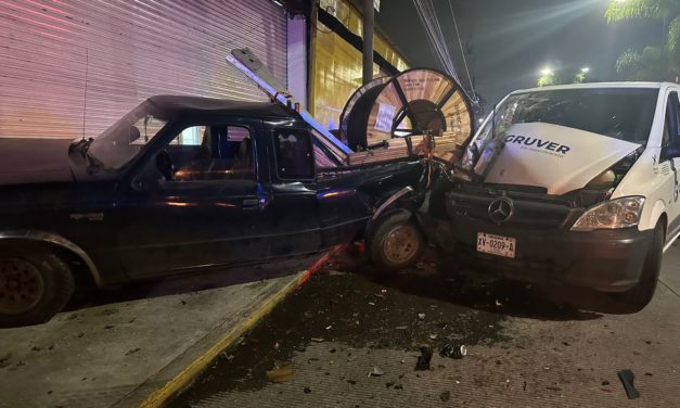 APARATOSO ACCIDENTE ENTRE CAMIONETAS (FOTOS)