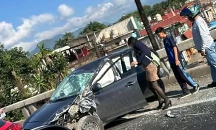 MUJER SE ESTRELLA CONTRA BARRA DE CONTENCIÓN a DELANTE DE LA EX CASETA DE PEAJE EN FORTIN DE LAS FLORES.