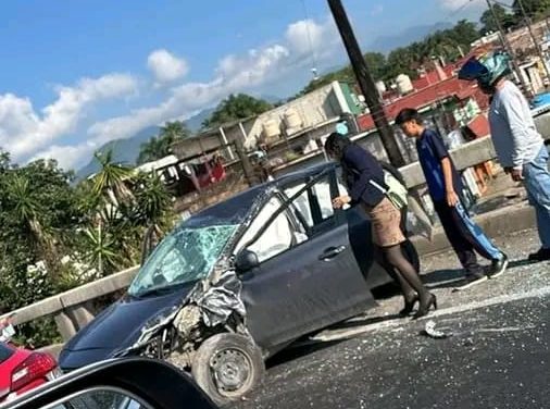 MUJER SE ESTRELLA CONTRA BARRA DE CONTENCIÓN a DELANTE DE LA EX CASETA DE PEAJE EN FORTIN DE LAS FLORES.