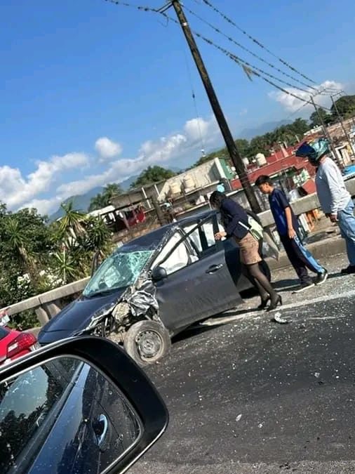 MUJER SE ESTRELLA CONTRA BARRA DE CONTENCIÓN a DELANTE DE LA EX CASETA DE PEAJE EN FORTIN DE LAS FLORES.