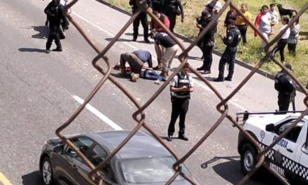 Arrojan de automóvil en marcha a mujer veracruzana en carretera federal