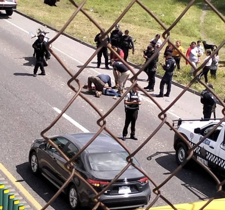 Arrojan de automóvil en marcha a mujer veracruzana en carretera federal