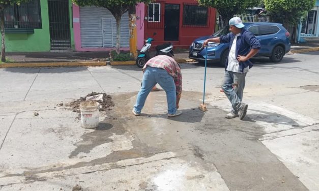 Denuncia alcaldesa de #SantiagoTuxtla deficiencias de CAEV; escuelas sin agua por semanas y calles dañadas