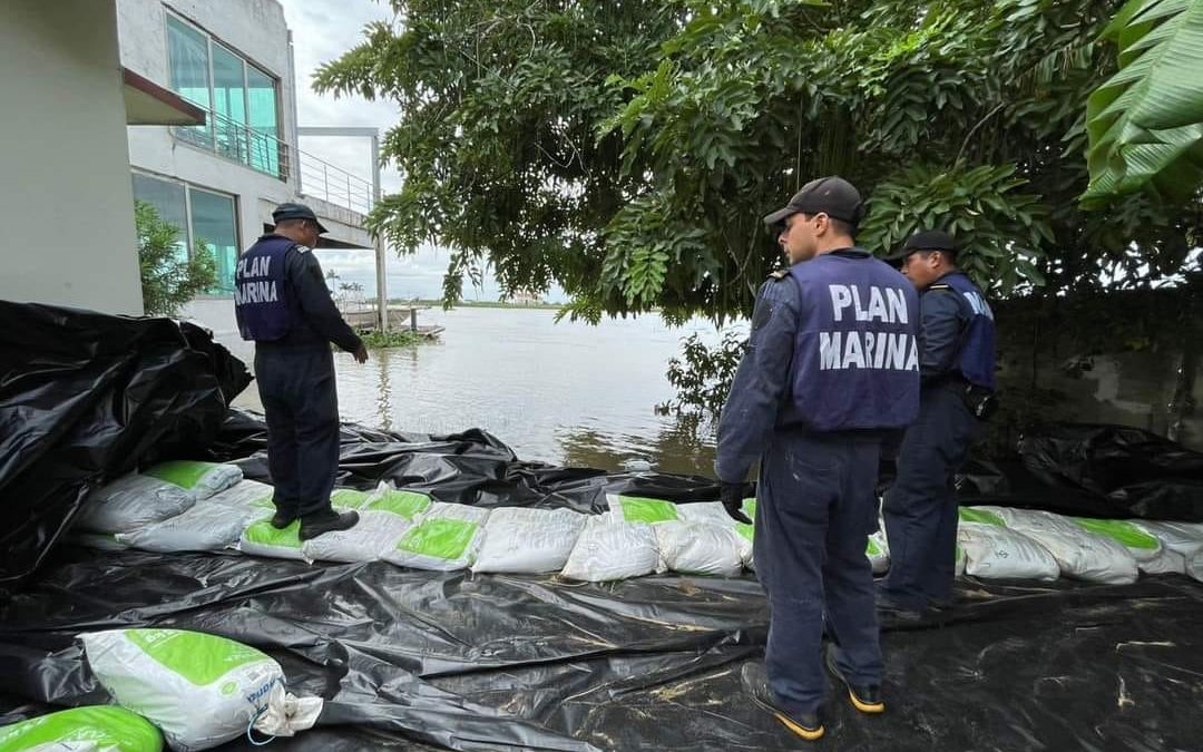 REFUERZAN CONTENCIÓN EN TLACOTALPAN ANTE INMINENTE INUNDACIÓN