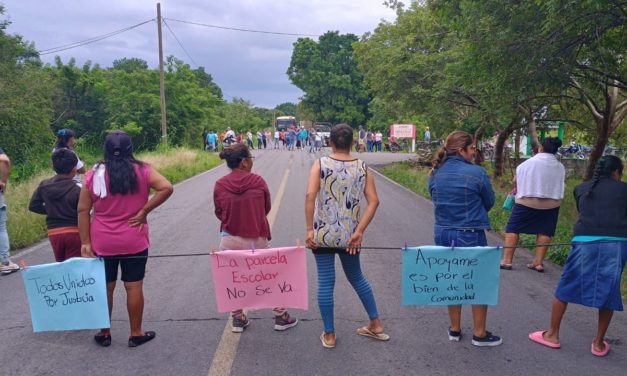 PADRES DE FAMILIA BLOQUEAN CARRETERA PIEDRAS NEGRAS – IGNACIO DE LA LLAVE