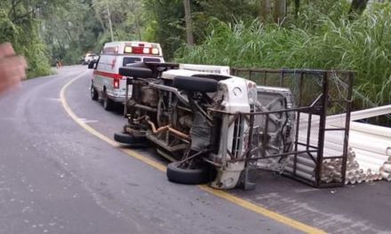 VUELCA CAMIONETA EN LA COSCOMATEPEC-HUATUSCO