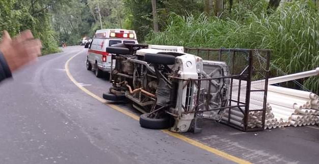 VUELCA CAMIONETA EN LA COSCOMATEPEC-HUATUSCO