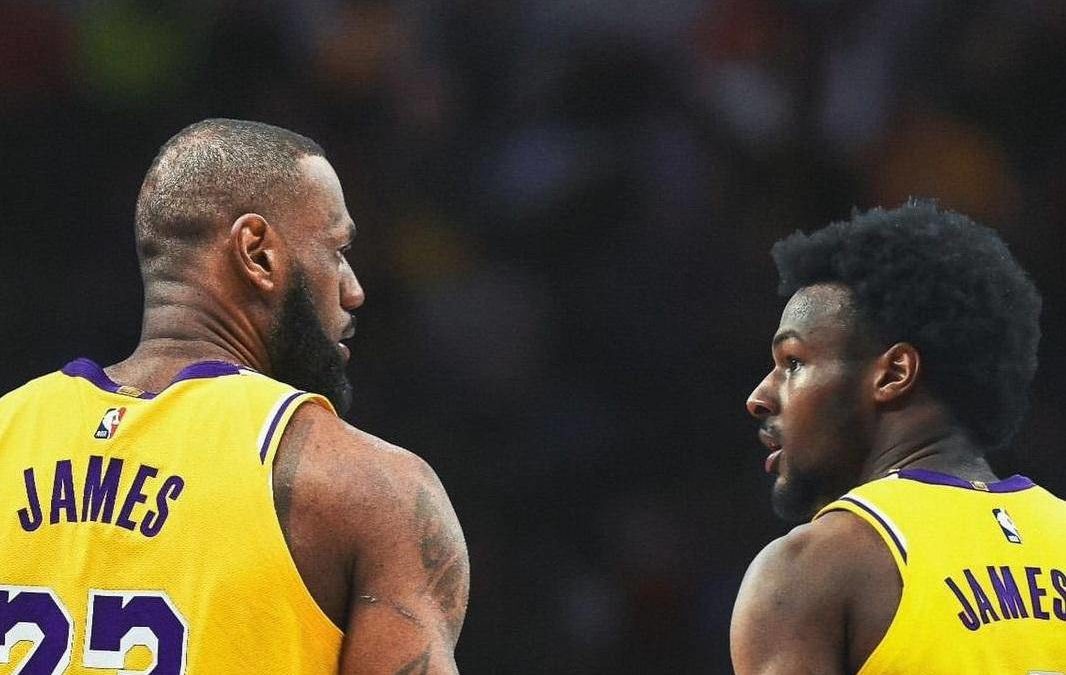 **LeBron James y Su Hijo Hacen Historia: Jugaron Juntos por Primera Vez en la Pretemporada de los Lakers**