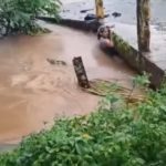 CORRIENTE DE RIO SE LLEVA HOMBRE EN CATEMACO (VIDEO)