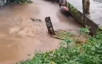 CORRIENTE DE RIO SE LLEVA HOMBRE EN CATEMACO (VIDEO)