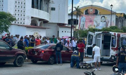 EJECUTAN A SUJETO FRENTE AL PALACIO MUNICIPAL DE COSAMALOAPAN