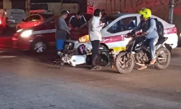 CHOCAN TAXI Y MOTOCICLISTA