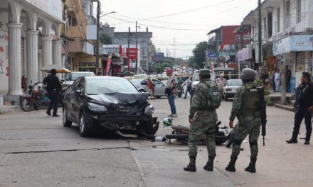 🚓VÍCTIMA DE ROBOS, PERSIGUE Y ATROPELLA A SUS AGRESORES