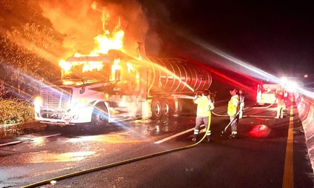 👉🔥🚚INCENDIO DE TRAILER EN LA AUTOPISTA LA TINAJA-COSALOACAQUE