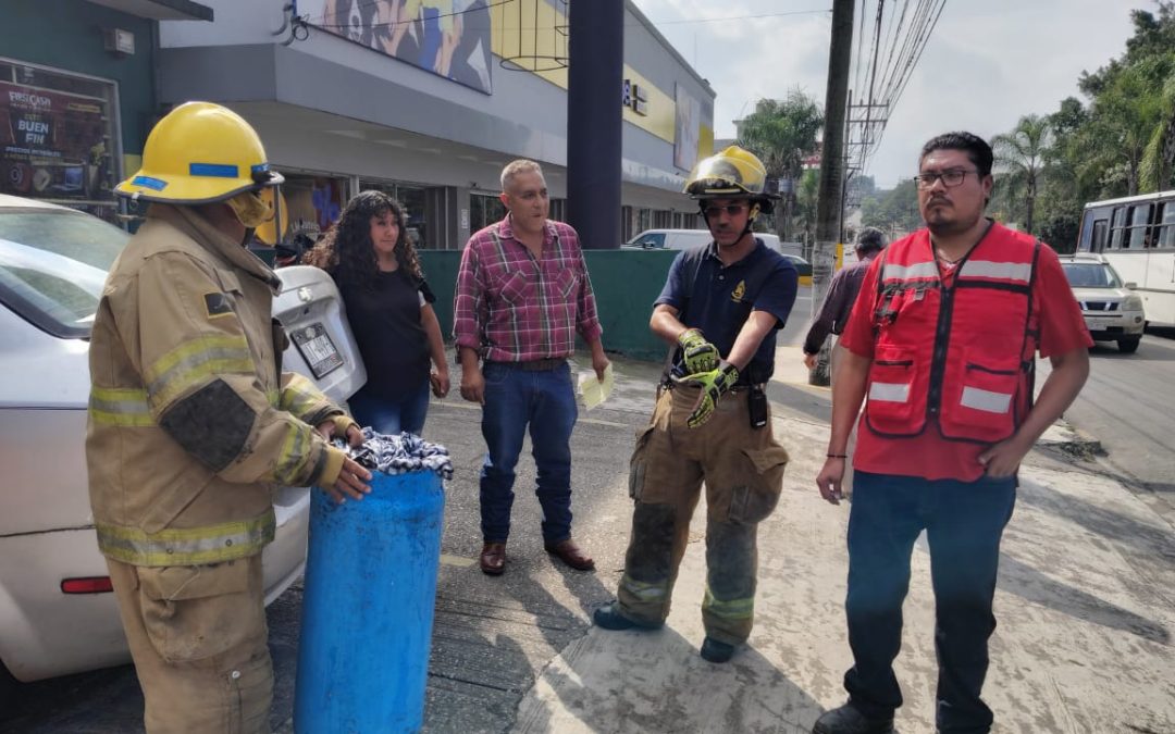 FUGA DE GAS DE UN TAQUE QUE ERA TRANSPORTADO EN UN VEHICULO