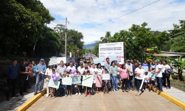 INAUGURA ALCALDESA DE SAN ANDRES TUXTLA 3ra. ETAPA DE PAVIMENTO EN CALLE PRINCIPAL DE FRANCISCO J. MORENO