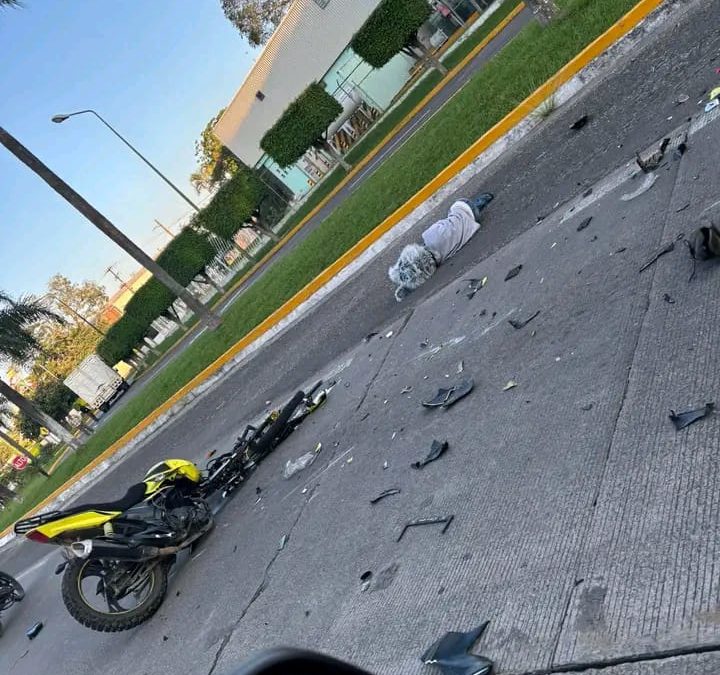 MUERE MENOR DE EDAD TRAS IMPACTAR MOTOCICLETA CONTRA CAMIONETA