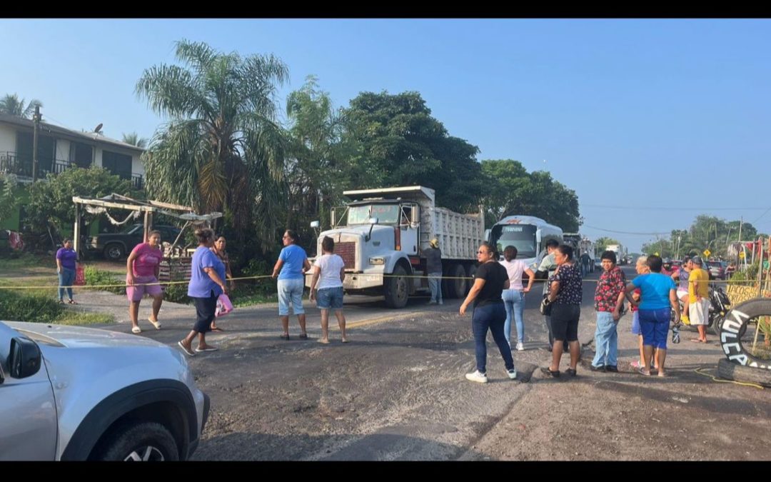 BLOQUEAN CARRETERA FEDERAL VERACRUZ-PASO DE OVEJAS