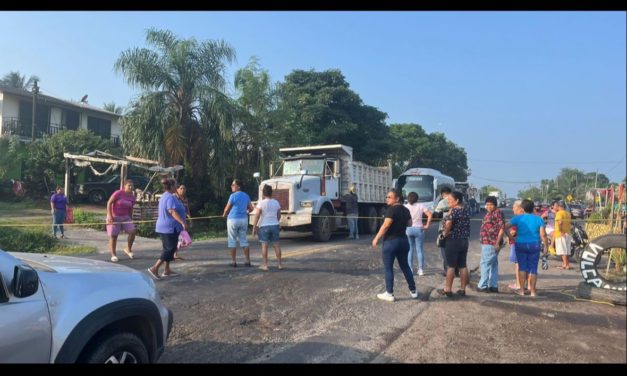 BLOQUEAN CARRETERA FEDERAL VERACRUZ-PASO DE OVEJAS