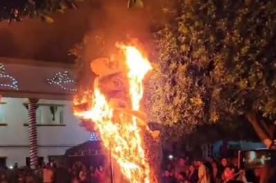 SE QUEMAN ADORNOS DE NAVIDAD EN BOCHIL, CHIAPAS