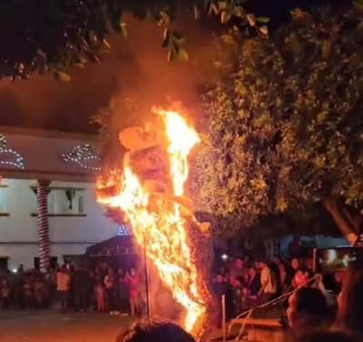 SE QUEMAN ADORNOS DE NAVIDAD EN BOCHIL, CHIAPAS