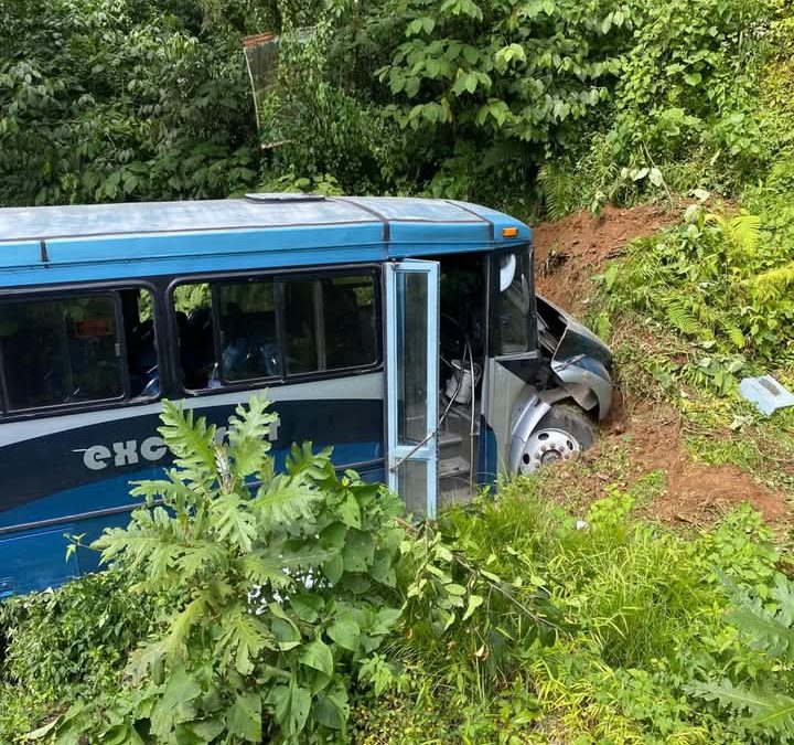 SE RECUPERAN LESIONADOS DEL ACCIDENTE DE AUTOBUS DE LA LÍNEA EXCELSIOR