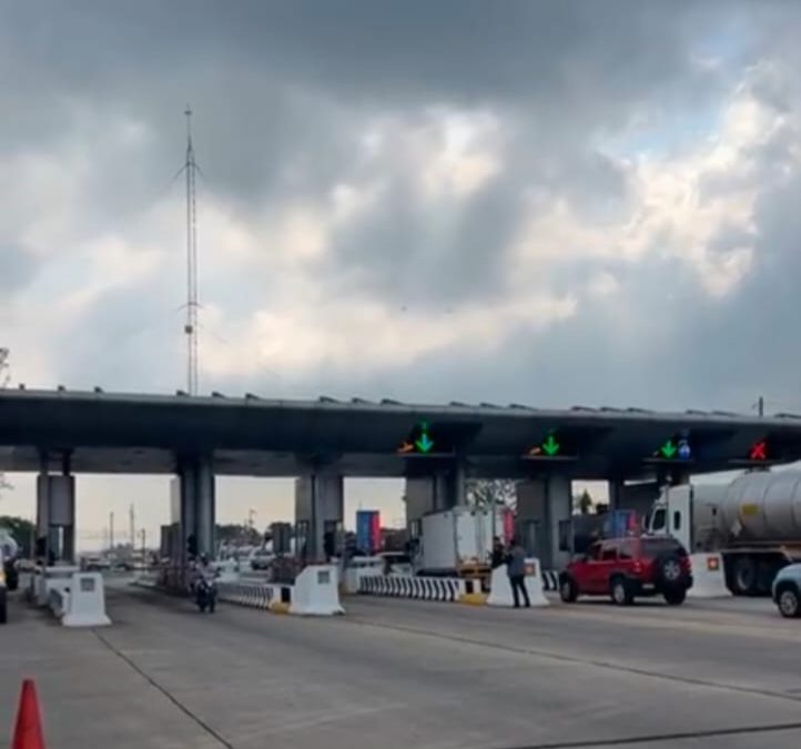 LIBERADA LA CASETA DE PEAJE EN COATZACOALCOS