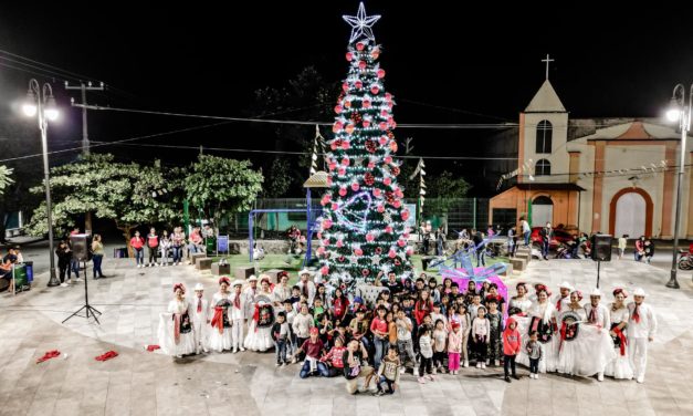 ENCENDIDO DEL ARBOL DE NAVIDAD EN TILAPAN